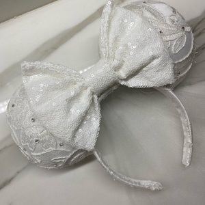 Disney Minnie Mouse bride ears white with vail